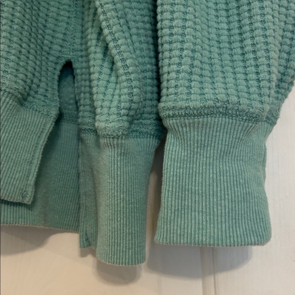 American Eagle Outfitters Green V-Neck Sweater - Picture 3 of 6